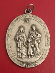 İtalya, Kutsal Aile'ye Adanmıştır. İsa, Meryem, Yusuf ve Dua Temalı Kutsal Madalyon.  Mükemmel Detaylara Sahiptir. Kullanılmış/Patinalı. Gumüş Tonlu Metal. Büyük Boy-Oval. (74 gr/54x66 cm)