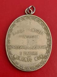İtalya, Kutsal Aile'ye Adanmıştır. İsa, Meryem, Yusuf ve Dua Temalı Kutsal Madalyon.  Mükemmel Detaylara Sahiptir. Kullanılmış/Patinalı. Gumüş Tonlu Metal. Büyük Boy-Oval. (74 gr/54x66 cm)