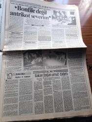 Milliyet Gazetesi - Turkish Newspaper - 21 Ocak 1990 - Azerbaycan dünya ve biz yazan Altan Öymen Başmakale - Nahcıvan parlamentosunda tarihi oturum Türkiye'ye katılma kararı - Turgut Özal ABD'yi ikna için kendini ortaya koydu ya ben ya Ermeniler - Devlet bakanı Güneş Taner topun ağzında - Siberian Husky cinsi Panda isimli köpek günde 1 kilo antrikot yiyor Fotoğrafı - ilahiyatta türban yasak - İstanbul itfaiye müdürlüğü Abdurrahman Kılıç İstanbul'un yangın güvenliği yok dedi - Ajda Pekkan ve Nükhet Duru düğünde Fotoğrafı - haftanın kültür  ve sanat olayları - Erdal İnönü'nün 9 adayı - Atatürk'ten İnönü'ye İnönü'nden Atatürk'e Özel mektuplar Yazı Dizisi - Ankara'da dünya Müslüman kadınlar gününde kadınlardan cihat çağrısı Fotoğrafı - televizyonda Ramazan hazırlığı - Münir Özkul Bu yıl ramazanda ekrana gelecek Fotoğrafı - Rıdvan Dilmen Yesiç geri dön dedi - filede Galatasaray Eczacıbaşı'na 3-0 mağlup oldu fotoğraf - trafik kazasında hayatını kaybeden Samsunsporlu futbol şehitleri anıldı