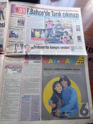 Milliyet Gazetesi - Turkish Newspaper - 10 Kasım 1995 - Atatürk ve politika yazan Altan Öymen Başmakale - Kasım 1938 bugün gibi fotoğraf - Atatürk'ü ölüm yıldönümünde anıyoruz - Ata'ya mektuplar - Zübeyde hanım'dan oğluna rica - şair Atatürk - akşam gazetesi sahibi Mehmet Ali Ilıcak'ın korumaları gazetecilere saldırdı Fotoğrafı - Arif Sağ madımak katliamında yanan sazı için İçişleri Bakanlığına açtığı davayı kazandı fotoğraf - beyefendinin terzisi olarak bilinen Mehmet Tek Süleyman Demirel'i giydirirken Fotoğrafı - kumkapı cinayeti - Tansu Çiller Bayram Meral'i istemiyor - sinema yazan Alin Taşcıyan - Abdülcanbaz çizen Turhan Selçuk - Aziz Nesin Toros canavarı Levent Kırca Oya Başar tiyatrosu - babam ve arkadaşım Rıfat Ilgaz yazan Aydın Ilgaz Yazı Dizisi - sinema sanatçısı Yılmaz Zafer vefat etti Savaş yarım kaldı fotoğraf - Galatasaray'da KKTC öfkesi - Beşiktaş'ta defansa özel program - Trabzonspor'da kongre sesleri - Ankara Fenerbahçeliler Derneğinin gecesine Ali Şen katıldı Fotoğraf