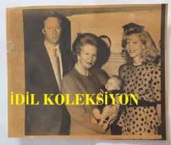 BİRLEŞİK KRALLIK ESKİ BAŞBAKANI MARGARET THATCHER'IN HABER AJANSI BASIM FOTOĞRAFI (KAĞIT BASKI) - NEWS AGENCY PHOTO (PAPER PRINT) OF FORMER UNITED KINGDOM PRIME MINISTER MARGARET THATCHER - 19 x 15 cm EBADINDA - İNGİLTERE SİYASİ TARİHİ - MARGARET THATCHER, MARK THATCHER,DIANE BURGDORF & MICHAEL THATCHER