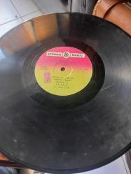 Emel SayınGözyaşımda saklısın LP kapsız bir şarkıda takılma var bunun dışında normal dinleniyor