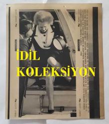 BİRLEŞİK KRALLIK ESKİ BAŞBAKANI MARGARET THATCHER'IN HABER AJANSI BASIM FOTOĞRAFI (KAĞIT BASKI) - NEWS AGENCY PHOTO (PAPER PRINT) OF FORMER UNITED KINGDOM PRIME MINISTER MARGARET THATCHER - 21 x 18 cm EBADINDA - İNGİLTERE SİYASİ TARİHİ - MARGARET THATCHER, MARK THATCHER,DIANE BURGDORF & MICHAEL THATCHER ÇANAKKALE ZİYARETİNDE HELİKOPTERDEN İNERKEN