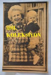 BİRLEŞİK KRALLIK ESKİ BAŞBAKANI MARGARET THATCHER'IN HABER AJANSI BASIM FOTOĞRAFI (KAĞIT BASKI) - NEWS AGENCY PHOTO (PAPER PRINT) OF FORMER UNITED KINGDOM PRIME MINISTER MARGARET THATCHER - 21 x 14 cm EBADINDA - İNGİLTERE SİYASİ TARİHİ - MARGARET THATCHER WITH HER GRANDSON