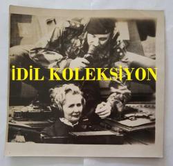 BİRLEŞİK KRALLIK ESKİ BAŞBAKANI MARGARET THATCHER'IN HABER AJANSI BASIM FOTOĞRAFI - NEWS AGENCY PHOTO OF FORMER UNITED KINGDOM PRIME MINISTER MARGARET THATCHER - 17 x 16 cm EBADINDA - İNGİLTERE SİYASİ TARİHİ - MARGARET THATCHER IS INSIDE A MILITARY TANK