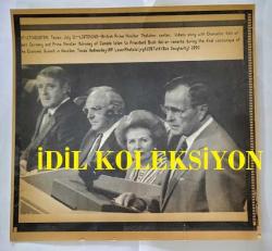 BİRLEŞİK KRALLIK ESKİ BAŞBAKANI MARGARET THATCHER'IN HABER AJANSI BASIM FOTOĞRAFI - NEWS AGENCY PHOTO OF FORMER UNITED KINGDOM PRIME MINISTER MARGARET THATCHER - 21 x 20 cm EBADINDA - İNGİLTERE BAŞBAKANI MARGARET THATCHER (ORTADA), BATI ALMANYA ŞANSÖLYESİ KOHL VE KANADA BAŞBAKANI MULRONEY İLE BİRLİKTE, ÇARŞAMBA GÜNÜ TEKSAS, HOUSTON'DA DÜZENLENEN EKONOMİK ZİRVE'NİN KAPANIŞ BİLDİRİSİNDE BAŞKAN BUSH'UN YAPTIĞI KONUŞMAYI DİNLİYOR. 1990. - İNGİLTERE SİYASİ TARİHİ - BRITISH PRIME MINISTER MARGARET THATCHER, CENTER, LISTENS ALONG WITH CHANCELLOR KOHL OF WEST GERMANY AND PRIME MINISTER MULRONEY OF CANADA LISTEN TO PRESIDENT BUSH DELIVER REMARKS DURING THE FINAL COMMUNIQUE OF THE ECONOMIC SUMMIT IN HOUSTON, TEXAS WEDNESDAY. 1990