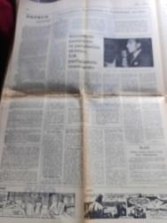 Cumhuriyet Gazetesi - Turkish Newspaper - 8 Temmuz 1976 - sağın cehaleti yaza Uğur Mumcu Başmakale - TÖS sanıklarının beraatlerinin yayını için TRT'ye başvuruldu - demokratik kuruluşlar DİSK'in DGM'lere karşı ortak mücadele yolundaki çağrısına olumlu yanıt verdiler - Hora'nın Ege'ye ne zaman açılacağı konusu karmakarışık bir durum aldı Atina araştırmayı engelleme çabasında - Süleyman Demir hakkında gensoru açması isteyen DP önergesi reddedildi - Sümerbank'a ait iki fabrikanın MSP'li bir tüccara satılacağı yolundaki haber - MHP'li ülkücülerin kafası yazan Fikret Otyam - Entebbe havaalanında öldürülen kadın gerillanın Türk asıllı Ayşe Ertürk olduğu öne sürülüyor - halka vermek yüreğini yazan Oktay Akbal - anadilimizi sevmeyenler yazan Cahit Külebi - Panosmanizm Panislamizm Ve Pantürkizm Yazan Doğan Avcıoğlu - Alparslan Türkeş 1944'lerden günümüze dek kimin ve hangi çıkarların izinde - Pendik halkevi folklor Grubu Fransa ve ispanya'daki festivallere katılacak - AİK takımı geliyor
