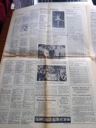 Cumhuriyet Gazetesi - Turkish Newspaper - 8 Temmuz 1976 - sağın cehaleti yaza Uğur Mumcu Başmakale - TÖS sanıklarının beraatlerinin yayını için TRT'ye başvuruldu - demokratik kuruluşlar DİSK'in DGM'lere karşı ortak mücadele yolundaki çağrısına olumlu yanıt verdiler - Hora'nın Ege'ye ne zaman açılacağı konusu karmakarışık bir durum aldı Atina araştırmayı engelleme çabasında - Süleyman Demir hakkında gensoru açması isteyen DP önergesi reddedildi - Sümerbank'a ait iki fabrikanın MSP'li bir tüccara satılacağı yolundaki haber - MHP'li ülkücülerin kafası yazan Fikret Otyam - Entebbe havaalanında öldürülen kadın gerillanın Türk asıllı Ayşe Ertürk olduğu öne sürülüyor - halka vermek yüreğini yazan Oktay Akbal - anadilimizi sevmeyenler yazan Cahit Külebi - Panosmanizm Panislamizm Ve Pantürkizm Yazan Doğan Avcıoğlu - Alparslan Türkeş 1944'lerden günümüze dek kimin ve hangi çıkarların izinde - Pendik halkevi folklor Grubu Fransa ve ispanya'daki festivallere katılacak - AİK takımı geliyor