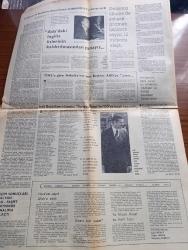 Cumhuriyet Gazetesi - Turkish Newspaper - 8 Temmuz 1976 - sağın cehaleti yaza Uğur Mumcu Başmakale - TÖS sanıklarının beraatlerinin yayını için TRT'ye başvuruldu - demokratik kuruluşlar DİSK'in DGM'lere karşı ortak mücadele yolundaki çağrısına olumlu yanıt verdiler - Hora'nın Ege'ye ne zaman açılacağı konusu karmakarışık bir durum aldı Atina araştırmayı engelleme çabasında - Süleyman Demir hakkında gensoru açması isteyen DP önergesi reddedildi - Sümerbank'a ait iki fabrikanın MSP'li bir tüccara satılacağı yolundaki haber - MHP'li ülkücülerin kafası yazan Fikret Otyam - Entebbe havaalanında öldürülen kadın gerillanın Türk asıllı Ayşe Ertürk olduğu öne sürülüyor - halka vermek yüreğini yazan Oktay Akbal - anadilimizi sevmeyenler yazan Cahit Külebi - Panosmanizm Panislamizm Ve Pantürkizm Yazan Doğan Avcıoğlu - Alparslan Türkeş 1944'lerden günümüze dek kimin ve hangi çıkarların izinde - Pendik halkevi folklor Grubu Fransa ve ispanya'daki festivallere katılacak - AİK takımı geliyor