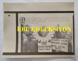 BİRLEŞİK KRALLIK ESKİ BAŞBAKANI MARGARET THATCHER'IN HABER AJANSI BASIM FOTOĞRAFI (KAĞIT BASKI) - NEWS AGENCY PHOTO (PAPER PRINT) OF FORMER UNITED KINGDOM PRIME MINISTER MARGARET THATCHER - 21 x 17 cm EBADINDA - . - İNGİLTERE SİYASİ TARİHİ - MARGARET THATCHER'IN TÜRKİYE ZİYARETİNDE KENDİSİNİ ''YENİ PAPATYAMIZ THATCHER'' DÖVİZLERİYLE KARŞILAYAN TÜRK HALKI. 1988