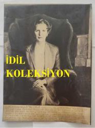 BİRLEŞİK KRALLIK ESKİ BAŞBAKANI MARGARET THATCHER'IN HABER AJANSI BASIM FOTOĞRAFI - NEWS AGENCY PHOTO OF FORMER UNITED KINGDOM PRIME MINISTER MARGARET THATCHER - 25 x 18 cm EBADINDA - RESSAM JUNE MENDOZA, MARGARET THATCHER'IN PORTRESİNİ ÇİZDİ.. - İNGİLTERE SİYASİ TARİHİ - ARTIST JUNE MENDOZA PAINTED A PORTRAIT OF MARGARET THATCHER.