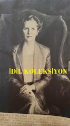 BİRLEŞİK KRALLIK ESKİ BAŞBAKANI MARGARET THATCHER'IN HABER AJANSI BASIM FOTOĞRAFI - NEWS AGENCY PHOTO OF FORMER UNITED KINGDOM PRIME MINISTER MARGARET THATCHER - 25 x 18 cm EBADINDA - RESSAM JUNE MENDOZA, MARGARET THATCHER'IN PORTRESİNİ ÇİZDİ.. - İNGİLTERE SİYASİ TARİHİ - ARTIST JUNE MENDOZA PAINTED A PORTRAIT OF MARGARET THATCHER.