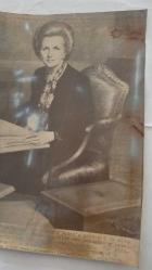 BİRLEŞİK KRALLIK ESKİ BAŞBAKANI MARGARET THATCHER'IN HABER AJANSI BASIM FOTOĞRAFI - NEWS AGENCY PHOTO OF FORMER UNITED KINGDOM PRIME MINISTER MARGARET THATCHER - 24 x 19 cm EBADINDA - RESSAM LEONARD BODEN, MARGARET THATCHER'IN PORTRESİNİ YAPTI. - İNGİLTERE SİYASİ TARİHİ - ARTIST LEONARD BODEN CREATED A PORTRAIT OF MARGARET THATCHER.