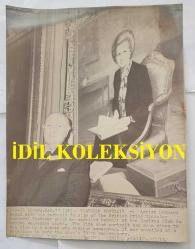 BİRLEŞİK KRALLIK ESKİ BAŞBAKANI MARGARET THATCHER'IN HABER AJANSI BASIM FOTOĞRAFI - NEWS AGENCY PHOTO OF FORMER UNITED KINGDOM PRIME MINISTER MARGARET THATCHER - 23 x 18 cm EBADINDA - RESSAM LEONARD BODEN, MARGARET THATCHER'IN PORTRESİNİ YAPTI. - İNGİLTERE SİYASİ TARİHİ - ARTIST LEONARD BODEN CREATED A PORTRAIT OF MARGARET THATCHER.