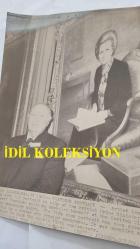 BİRLEŞİK KRALLIK ESKİ BAŞBAKANI MARGARET THATCHER'IN HABER AJANSI BASIM FOTOĞRAFI - NEWS AGENCY PHOTO OF FORMER UNITED KINGDOM PRIME MINISTER MARGARET THATCHER - 23 x 18 cm EBADINDA - RESSAM LEONARD BODEN, MARGARET THATCHER'IN PORTRESİNİ YAPTI. - İNGİLTERE SİYASİ TARİHİ - ARTIST LEONARD BODEN CREATED A PORTRAIT OF MARGARET THATCHER.