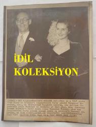 BİRLEŞİK KRALLIK ESKİ BAŞBAKANI MARGARET THATCHER'IN HABER AJANSI BASIM FOTOĞRAFI - NEWS AGENCY PHOTO OF FORMER UNITED KINGDOM PRIME MINISTER MARGARET THATCHER - 25 x 19 cm EBADINDA - MARGARET THATCHER'IN 1951 YILINDA DENİS THATCHER İLE EVLENDİĞİ GÜN ÇEKİLMİŞ BİR FOTOĞRAF.. - İNGİLTERE SİYASİ TARİHİ - A PHOTOGRAPH OF MARGARET THATCHER TAKEN ON THE DAY SHE MARRIED DENIS THATCHER IN 1951.