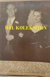 BİRLEŞİK KRALLIK ESKİ BAŞBAKANI MARGARET THATCHER'IN HABER AJANSI BASIM FOTOĞRAFI - NEWS AGENCY PHOTO OF FORMER UNITED KINGDOM PRIME MINISTER MARGARET THATCHER - 25 x 19 cm EBADINDA - MARGARET THATCHER'IN 1951 YILINDA DENİS THATCHER İLE EVLENDİĞİ GÜN ÇEKİLMİŞ BİR FOTOĞRAF.. - İNGİLTERE SİYASİ TARİHİ - A PHOTOGRAPH OF MARGARET THATCHER TAKEN ON THE DAY SHE MARRIED DENIS THATCHER IN 1951.