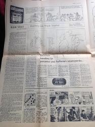 Cumhuriyet Gazetesi - Turkish Newspaper - 27 Aralık 1976 - CHP ve MSP erken seçime karşı çıktı - fabrika kapatıldığı gerekçesiyle Renault'daki 2700 işçi bu sabah işten çıkarılacak - Burgiba'nın daveti üzerine Tunus'a giden Nejat Eczacıbaşı - haziranda yerel seçimler mi yazan Altan Öymen Başmakale - Van'da yardım alamayan halk polisle çatıştı - Arsenik'ten 10 bin kat daha zehirli selenyumun Ankara'nın havasında arttığı açıklandı - ODTÜ rektörü Ilgaz Alyanak'ı görevden alan mütevelli heyeti kararını bakan onayladı - kadın gerilla Leyla Halid'in kızkardeşi ve eniştesi öldürüldü - bir gün başlıyor yazan Oktay Akbal - Abdülcanbaz çizen Turhan Selçuk - Banker Kestelli - Galatasaray Bursaspor'u yenerken zorlanmadı Fotoğrafı - Fenerbahçe Trabzonspor karşısında ezildi - Beşiktaş iyi oynadı ama 2 puan Eskişehir aldı - komandolar Kadıköy iskelesinde satılan dergi ve gazeteleri yırtıp denize attı - İsmail Cem döneminin en başarılı yapımı Yaşar Yaşamaz'ın müziği dava konusu oluyor