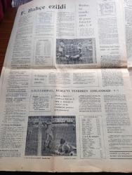 Cumhuriyet Gazetesi - Turkish Newspaper - 27 Aralık 1976 - CHP ve MSP erken seçime karşı çıktı - fabrika kapatıldığı gerekçesiyle Renault'daki 2700 işçi bu sabah işten çıkarılacak - Burgiba'nın daveti üzerine Tunus'a giden Nejat Eczacıbaşı - haziranda yerel seçimler mi yazan Altan Öymen Başmakale - Van'da yardım alamayan halk polisle çatıştı - Arsenik'ten 10 bin kat daha zehirli selenyumun Ankara'nın havasında arttığı açıklandı - ODTÜ rektörü Ilgaz Alyanak'ı görevden alan mütevelli heyeti kararını bakan onayladı - kadın gerilla Leyla Halid'in kızkardeşi ve eniştesi öldürüldü - bir gün başlıyor yazan Oktay Akbal - Abdülcanbaz çizen Turhan Selçuk - Banker Kestelli - Galatasaray Bursaspor'u yenerken zorlanmadı Fotoğrafı - Fenerbahçe Trabzonspor karşısında ezildi - Beşiktaş iyi oynadı ama 2 puan Eskişehir aldı - komandolar Kadıköy iskelesinde satılan dergi ve gazeteleri yırtıp denize attı - İsmail Cem döneminin en başarılı yapımı Yaşar Yaşamaz'ın müziği dava konusu oluyor
