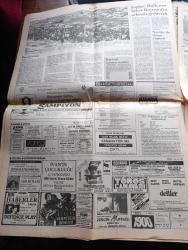 Cumhuriyet Gazetesi - Turkish Newspaper - 16 Mayıs 1988 - MİT raporu - Turgut Özal'ın Genelkurmay Başkanı Necdet Üruğ'a mektubu - MİT'e 52 milyar örtülü ödenek - Galatasaray şampiyon - Galatasaray taraftarları sabaha kadar şampiyonluğu kutladı Fotoğrafı - Sovyet Birlikleri Afganistanı terk etmeye başladı - DYP'de Hüsamettin Cindoruk sorunu - Türkiye Avrupa Topluluğu İlişkileri yazan Hasan Cemal - Macit Gökberk ile söyleşi Felsefenin Sisyphos'u - Cannes Film Şenliğinde gösterilen Şahin Kaygun'un Dolunay'ı yabancıları şaşırttı - TRT sansürü savundu - Almanya'da bir yobaz yazan Oktay Akbal - Doğu Kudüs'te İsrail çemberi - Lassa'da 24 günlük grev sona erdi - Kenan Evren izci kampını denetledi - Levent Kırca tiyatrosu Toros canavarı - Münir Özkul Erol Günaydın Ferhan Şensoy'un İstanbul'u satıyorum - Galatasaray kulübü Başkanı Ali Tanrıyar bu takımdan kimse satılamaz - mavi Haliç yarı maratonunu milli atletimiz Zeki Öztürk kazandı fotoğraf - Fenerbahçe galibiyeti unuttu -Samsun Halk dansları