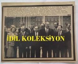 BİRLEŞİK KRALLIK ESKİ BAŞBAKANI MARGARET THATCHER'IN HABER AJANSI BASIM FOTOĞRAFI (KAĞIT BASKI) - NEWS AGENCY PHOTO (PAPER PRINT) OF FORMER UNITED KINGDOM PRIME MINISTER MARGARET THATCHER - 21 x 17 cm EBADINDA - . - İNGİLTERE SİYASİ TARİHİ - MARGARET THATCHER, POUL SHCLUTER, FRANCOIS MITTERAND, HELMUT KOHL, WEST GERMANY, JACQUES DELORS, PRESIDENT OF THE EUROPEAN COMMISSION, HANS VAN DEN BROEK, UFFE ELLEMANN-JENSEN, HANS DIETER GENSCHER, JACQUES CHIRCA. 1987