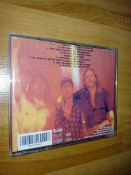 motörhead everything louder than everyone else cd (disk temiz ve parlak, ama 20-30 adet kadar kılcal kağıt çiziği gibi çizik var, pek performansı etkiler gibi grünmüyor) (ön kapak 4 sayfa, ama iç sayfalarda yazı yok, muhtemelen bulgar baskısı)