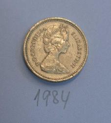1984 İNGİLTERE   1  POUND Kraliçe Elizabeth  İskoçya Devedikeni  Görselli Haliyle