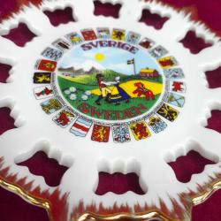 VINTAGE ALLAN FLINK SOUVENIRER SWEDEN , EYALET ARMALARI RESİMLİ KENARLARI AJURLU DEKORATİF İSVEÇ HATIRASI PORSELEN TABAK