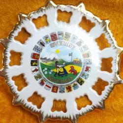 VINTAGE ALLAN FLINK SOUVENIRER SWEDEN , EYALET ARMALARI RESİMLİ KENARLARI AJURLU DEKORATİF İSVEÇ HATIRASI PORSELEN TABAK