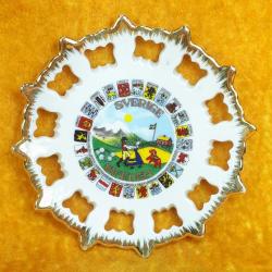 VINTAGE ALLAN FLINK SOUVENIRER SWEDEN , EYALET ARMALARI RESİMLİ KENARLARI AJURLU DEKORATİF İSVEÇ HATIRASI PORSELEN TABAK