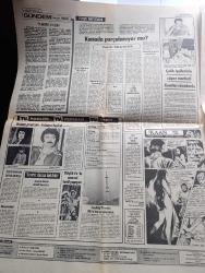 Son Havadis Gazetesi - Turkish Newspaper - 24 Aralık 1976 - bakanlar Kurulu anarşik olayları görüştü - Süleyman Demirel hükümeti her gün beşiğe koyup sallıyorlar dedi - savcılık temizlik işçilerini yasa dışı direnişe sevk eden Genel İş hakkında soruşturma açtı - müfettişler İstanbul'un çöp konusunu inceliyor Fotoğrafı - Ahmet İsvan bir yıl içinde 600 milyon lira hükümet yardımı aldı - denizcilik bankasından emekli olan 321 kişiyi armağan verildi - ülkücü öğrenci Cengiz Şen'in cenazesi törensiz kaldırıldı Fotoğrafı - ODTÜ rektörü Ilgaz Alyanak görevden alındı - SSK yeni genel müdürü İsmet Kaya Erdem göreve başladı - Vakko'dan kimler için armağan seçilir - Dolmuş Şov'da İskender Doğan Nejat Uygur ve Yıldıray Çınar Fotoğrafı - Küçük ev dizisi - üretimi durduran Tofaş işçilerine kurs veriyor - ah bu gençlik oynayanlar Gülgün Erdem Aynur Aydan Ve Hayal Sirer Foto Roman - Ben kimi seveceğim şarkısının notaları Fotoğrafı - ilk bestesini 18 yaşında yapan İsmet Nedim Fotoğrafı - Nazan Şoray