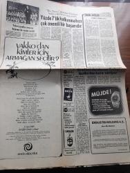 Son Havadis Gazetesi - Turkish Newspaper - 24 Aralık 1976 - bakanlar Kurulu anarşik olayları görüştü - Süleyman Demirel hükümeti her gün beşiğe koyup sallıyorlar dedi - savcılık temizlik işçilerini yasa dışı direnişe sevk eden Genel İş hakkında soruşturma açtı - müfettişler İstanbul'un çöp konusunu inceliyor Fotoğrafı - Ahmet İsvan bir yıl içinde 600 milyon lira hükümet yardımı aldı - denizcilik bankasından emekli olan 321 kişiyi armağan verildi - ülkücü öğrenci Cengiz Şen'in cenazesi törensiz kaldırıldı Fotoğrafı - ODTÜ rektörü Ilgaz Alyanak görevden alındı - SSK yeni genel müdürü İsmet Kaya Erdem göreve başladı - Vakko'dan kimler için armağan seçilir - Dolmuş Şov'da İskender Doğan Nejat Uygur ve Yıldıray Çınar Fotoğrafı - Küçük ev dizisi - üretimi durduran Tofaş işçilerine kurs veriyor - ah bu gençlik oynayanlar Gülgün Erdem Aynur Aydan Ve Hayal Sirer Foto Roman - Ben kimi seveceğim şarkısının notaları Fotoğrafı - ilk bestesini 18 yaşında yapan İsmet Nedim Fotoğrafı - Nazan Şoray