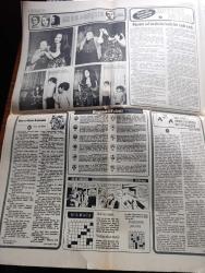 Son Havadis Gazetesi - Turkish Newspaper - 24 Aralık 1976 - bakanlar Kurulu anarşik olayları görüştü - Süleyman Demirel hükümeti her gün beşiğe koyup sallıyorlar dedi - savcılık temizlik işçilerini yasa dışı direnişe sevk eden Genel İş hakkında soruşturma açtı - müfettişler İstanbul'un çöp konusunu inceliyor Fotoğrafı - Ahmet İsvan bir yıl içinde 600 milyon lira hükümet yardımı aldı - denizcilik bankasından emekli olan 321 kişiyi armağan verildi - ülkücü öğrenci Cengiz Şen'in cenazesi törensiz kaldırıldı Fotoğrafı - ODTÜ rektörü Ilgaz Alyanak görevden alındı - SSK yeni genel müdürü İsmet Kaya Erdem göreve başladı - Vakko'dan kimler için armağan seçilir - Dolmuş Şov'da İskender Doğan Nejat Uygur ve Yıldıray Çınar Fotoğrafı - Küçük ev dizisi - üretimi durduran Tofaş işçilerine kurs veriyor - ah bu gençlik oynayanlar Gülgün Erdem Aynur Aydan Ve Hayal Sirer Foto Roman - Ben kimi seveceğim şarkısının notaları Fotoğrafı - ilk bestesini 18 yaşında yapan İsmet Nedim Fotoğrafı - Nazan Şoray