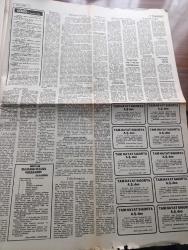 Son Havadis Gazetesi - Turkish Newspaper - 24 Aralık 1976 - bakanlar Kurulu anarşik olayları görüştü - Süleyman Demirel hükümeti her gün beşiğe koyup sallıyorlar dedi - savcılık temizlik işçilerini yasa dışı direnişe sevk eden Genel İş hakkında soruşturma açtı - müfettişler İstanbul'un çöp konusunu inceliyor Fotoğrafı - Ahmet İsvan bir yıl içinde 600 milyon lira hükümet yardımı aldı - denizcilik bankasından emekli olan 321 kişiyi armağan verildi - ülkücü öğrenci Cengiz Şen'in cenazesi törensiz kaldırıldı Fotoğrafı - ODTÜ rektörü Ilgaz Alyanak görevden alındı - SSK yeni genel müdürü İsmet Kaya Erdem göreve başladı - Vakko'dan kimler için armağan seçilir - Dolmuş Şov'da İskender Doğan Nejat Uygur ve Yıldıray Çınar Fotoğrafı - Küçük ev dizisi - üretimi durduran Tofaş işçilerine kurs veriyor - ah bu gençlik oynayanlar Gülgün Erdem Aynur Aydan Ve Hayal Sirer Foto Roman - Ben kimi seveceğim şarkısının notaları Fotoğrafı - ilk bestesini 18 yaşında yapan İsmet Nedim Fotoğrafı - Nazan Şoray