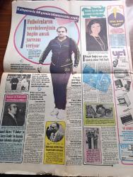 Son Havadis Gazetesi - Turkish Newspaper - 24 Aralık 1976 - bakanlar Kurulu anarşik olayları görüştü - Süleyman Demirel hükümeti her gün beşiğe koyup sallıyorlar dedi - savcılık temizlik işçilerini yasa dışı direnişe sevk eden Genel İş hakkında soruşturma açtı - müfettişler İstanbul'un çöp konusunu inceliyor Fotoğrafı - Ahmet İsvan bir yıl içinde 600 milyon lira hükümet yardımı aldı - denizcilik bankasından emekli olan 321 kişiyi armağan verildi - ülkücü öğrenci Cengiz Şen'in cenazesi törensiz kaldırıldı Fotoğrafı - ODTÜ rektörü Ilgaz Alyanak görevden alındı - SSK yeni genel müdürü İsmet Kaya Erdem göreve başladı - Vakko'dan kimler için armağan seçilir - Dolmuş Şov'da İskender Doğan Nejat Uygur ve Yıldıray Çınar Fotoğrafı - Küçük ev dizisi - üretimi durduran Tofaş işçilerine kurs veriyor - ah bu gençlik oynayanlar Gülgün Erdem Aynur Aydan Ve Hayal Sirer Foto Roman - Ben kimi seveceğim şarkısının notaları Fotoğrafı - ilk bestesini 18 yaşında yapan İsmet Nedim Fotoğrafı - Nazan Şoray