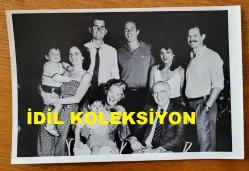 YUNANİSTAN ESKİ BAŞBAKANI ANDREA PAPANDREU'NUN ORİJİNAL FOTOĞRAFI (ΦΩΤΟΓΡΑΦΙΑ ΤΟΥ ΠΡΩΗΝ ΠΡΩΘΥΠΟΥΡΓΟΥ ΤΗΣ ΕΛΛΑΔΑΣ, ΑΝΔΡΕΑ ΠΑΠΑΝΔΡΕΟΥ) - 18 x 12 cm EBADINDA - ANDREA PAPANDREU ANDREA PAPANDREU AİLE ÜYELERİYLE BİRLİKTE TOPLUCA POZ VERİRKEN ÇEKİLMİŞ BİR KARE