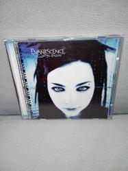 Cd Evanescence fallen albümü. Orijinal. Dinlemeyi etkilemeyen yoğun çizikler var. Baştan sona sorunsuz çalışıyor.