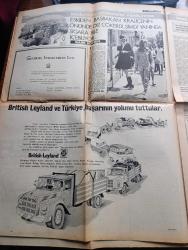 Milliyet Kraliçe Elizabeth'in Türkiye Gezisi Özel Gazetesi - 1971 - Kraliçe Elizabeth II fotoğrafı - kraliçe Elizabeth'in amcası Kral 8. Edward 1936'da Atatürk'le beraberdi Fotoğrafı - İngiliz Dışişleri Bakanı Sir A. D. Home'un mesajı - Türk Dışişleri Bakanı Olcay'ın mesajı - Sultan Abdülaziz'in Londra'ya ziyareti o devrin İngiliz gazetelerinde böyle resimlenmişti - Lord Kinross bir gerçeği açıklıyor - Türk İngiliz dostluğu yazan Toynbee - İngiltere kendisini yeniliyor yazan Sami Kohen - İngiliz ekonomisi yazan Ali Gevgili - Lord Curzon milli mücadele'den önce Mustafa Kemal'e özel bir elçi göndermişti - eskiden Başbakan kraliçenin önünde diz çökerdi şimdi yanında sigara bile içebiliyor - İngiltere'deki 600 şirketi kapsayan şirketler Grubu The George Cohen - İngiltere'de seks hayatı öyle serbestleşti ki okullarda genç kızlara doğum haplarınızı almayı unutmayın deniliyor - Romano Santi restaurant - yeni boğaz köprüsü Cleveland Bridge ve Engineering Limited Hochtief firmaları ortaklığı