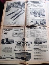 Milliyet Kraliçe Elizabeth'in Türkiye Gezisi Özel Gazetesi - 1971 - Kraliçe Elizabeth II fotoğrafı - kraliçe Elizabeth'in amcası Kral 8. Edward 1936'da Atatürk'le beraberdi Fotoğrafı - İngiliz Dışişleri Bakanı Sir A. D. Home'un mesajı - Türk Dışişleri Bakanı Olcay'ın mesajı - Sultan Abdülaziz'in Londra'ya ziyareti o devrin İngiliz gazetelerinde böyle resimlenmişti - Lord Kinross bir gerçeği açıklıyor - Türk İngiliz dostluğu yazan Toynbee - İngiltere kendisini yeniliyor yazan Sami Kohen - İngiliz ekonomisi yazan Ali Gevgili - Lord Curzon milli mücadele'den önce Mustafa Kemal'e özel bir elçi göndermişti - eskiden Başbakan kraliçenin önünde diz çökerdi şimdi yanında sigara bile içebiliyor - İngiltere'deki 600 şirketi kapsayan şirketler Grubu The George Cohen - İngiltere'de seks hayatı öyle serbestleşti ki okullarda genç kızlara doğum haplarınızı almayı unutmayın deniliyor - Romano Santi restaurant - yeni boğaz köprüsü Cleveland Bridge ve Engineering Limited Hochtief firmaları ortaklığı