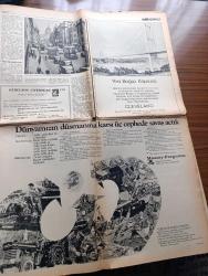 Milliyet Kraliçe Elizabeth'in Türkiye Gezisi Özel Gazetesi - 1971 - Kraliçe Elizabeth II fotoğrafı - kraliçe Elizabeth'in amcası Kral 8. Edward 1936'da Atatürk'le beraberdi Fotoğrafı - İngiliz Dışişleri Bakanı Sir A. D. Home'un mesajı - Türk Dışişleri Bakanı Olcay'ın mesajı - Sultan Abdülaziz'in Londra'ya ziyareti o devrin İngiliz gazetelerinde böyle resimlenmişti - Lord Kinross bir gerçeği açıklıyor - Türk İngiliz dostluğu yazan Toynbee - İngiltere kendisini yeniliyor yazan Sami Kohen - İngiliz ekonomisi yazan Ali Gevgili - Lord Curzon milli mücadele'den önce Mustafa Kemal'e özel bir elçi göndermişti - eskiden Başbakan kraliçenin önünde diz çökerdi şimdi yanında sigara bile içebiliyor - İngiltere'deki 600 şirketi kapsayan şirketler Grubu The George Cohen - İngiltere'de seks hayatı öyle serbestleşti ki okullarda genç kızlara doğum haplarınızı almayı unutmayın deniliyor - Romano Santi restaurant - yeni boğaz köprüsü Cleveland Bridge ve Engineering Limited Hochtief firmaları ortaklığı