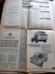Milliyet Kraliçe Elizabeth'in Türkiye Gezisi Özel Gazetesi - 1971 - Kraliçe Elizabeth II fotoğrafı - kraliçe Elizabeth'in amcası Kral 8. Edward 1936'da Atatürk'le beraberdi Fotoğrafı - İngiliz Dışişleri Bakanı Sir A. D. Home'un mesajı - Türk Dışişleri Bakanı Olcay'ın mesajı - Sultan Abdülaziz'in Londra'ya ziyareti o devrin İngiliz gazetelerinde böyle resimlenmişti - Lord Kinross bir gerçeği açıklıyor - Türk İngiliz dostluğu yazan Toynbee - İngiltere kendisini yeniliyor yazan Sami Kohen - İngiliz ekonomisi yazan Ali Gevgili - Lord Curzon milli mücadele'den önce Mustafa Kemal'e özel bir elçi göndermişti - eskiden Başbakan kraliçenin önünde diz çökerdi şimdi yanında sigara bile içebiliyor - İngiltere'deki 600 şirketi kapsayan şirketler Grubu The George Cohen - İngiltere'de seks hayatı öyle serbestleşti ki okullarda genç kızlara doğum haplarınızı almayı unutmayın deniliyor - Romano Santi restaurant - yeni boğaz köprüsü Cleveland Bridge ve Engineering Limited Hochtief firmaları ortaklığı