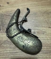 Antika Osmanlı dönemi Motifli Pirinç Barutluk