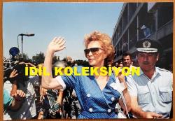 YUNANİSTAN ESKİ BAŞBAKANI ANDREA PAPANDREU'NUN EŞİ MARGARITA'NIN ORİJİNAL BÜYÜK BOY FOTOĞRAFI (ΦΩΤΟΓΡΑΦΙΑ ΤΟΥ ΠΡΩΗΝ ΠΡΩΘΥΠΟΥΡΓΟΥ ΤΗΣ ΕΛΛΑΔΑΣ, ΑΝΔΡΕΑ ΠΑΠΑΝΔΡΕΟΥ) - 30 x 20 cm EBADINDA - 23 HAZİRAN 1989'DA, YUNANİSTAN BAŞBAKANI ANDREAS PAPANDREOU, ATİNA DEVLET HASTANESİNDE ZATÜRRE TEDAVİSİ GÖRÜRKEN CİDDİ KALP VE BÖBREK SORUNLARI YAŞADIKTAN SONRA HAYATI İÇİN ENDİŞELER ARTIYORDU. YUNANİSTAN BAŞBAKANI'NIN 66 YAŞINDAKİ ESKİ EŞİ MARGARET PAPANDREOU DA ATİNA HASTANESİNE GELDİ - FEARS WERE GROWING FOR THE LIFE OF MR. ANDREAS PAPANDREOU, THE GREEK MINISTER, ON JUNE 23, 1989 AFTER SEVERE HEART AND KIDNEY COMPLICATIONS OCCURRED WHILE HE WAS BEING TREATED FOR PNEUMONIA IN THE ATHENS STATE HOSPITAL. THE GREEK PRIME MINISTER'S EX-WIFE 66-YEAR-OLD MARGARET PAPANDREOU ARRIVES AT THE ATHENS HOSPITAL. - Οι φόβοι για τη ζωή του κ. Ανδρέα Παπανδρέου, του Έλληνα Υπουργού, αυξάνονταν στις 23 Ιουνίου 1989, Η πρώην σύζυγος του Έλληνα πρωθυπουργού, 66χρονη Μαργαρίτα Παπανδρέου, φτάνει στο νοσοκομείο της Αθήνας.