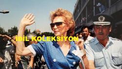 YUNANİSTAN ESKİ BAŞBAKANI ANDREA PAPANDREU'NUN EŞİ MARGARITA'NIN ORİJİNAL BÜYÜK BOY FOTOĞRAFI (ΦΩΤΟΓΡΑΦΙΑ ΤΟΥ ΠΡΩΗΝ ΠΡΩΘΥΠΟΥΡΓΟΥ ΤΗΣ ΕΛΛΑΔΑΣ, ΑΝΔΡΕΑ ΠΑΠΑΝΔΡΕΟΥ) - 30 x 20 cm EBADINDA - 23 HAZİRAN 1989'DA, YUNANİSTAN BAŞBAKANI ANDREAS PAPANDREOU, ATİNA DEVLET HASTANESİNDE ZATÜRRE TEDAVİSİ GÖRÜRKEN CİDDİ KALP VE BÖBREK SORUNLARI YAŞADIKTAN SONRA HAYATI İÇİN ENDİŞELER ARTIYORDU. YUNANİSTAN BAŞBAKANI'NIN 66 YAŞINDAKİ ESKİ EŞİ MARGARET PAPANDREOU DA ATİNA HASTANESİNE GELDİ - FEARS WERE GROWING FOR THE LIFE OF MR. ANDREAS PAPANDREOU, THE GREEK MINISTER, ON JUNE 23, 1989 AFTER SEVERE HEART AND KIDNEY COMPLICATIONS OCCURRED WHILE HE WAS BEING TREATED FOR PNEUMONIA IN THE ATHENS STATE HOSPITAL. THE GREEK PRIME MINISTER'S EX-WIFE 66-YEAR-OLD MARGARET PAPANDREOU ARRIVES AT THE ATHENS HOSPITAL. - Οι φόβοι για τη ζωή του κ. Ανδρέα Παπανδρέου, του Έλληνα Υπουργού, αυξάνονταν στις 23 Ιουνίου 1989, Η πρώην σύζυγος του Έλληνα πρωθυπουργού, 66χρονη Μαργαρίτα Παπανδρέου, φτάνει στο νοσοκομείο της Αθήνας.