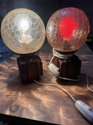 Çatlatma Cam Abajur Gece Lambası (İkili Set) Retro tasarımıyla mekanınıza sıcaklık katacak, el işçiliği görünümlü nostaljik masa lambası seti. Gerçek masif ahşap kaide ve çatlatma (crackle) cam küreler.