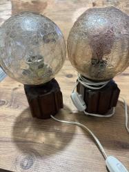 Çatlatma Cam Abajur Gece Lambası (İkili Set) Retro tasarımıyla mekanınıza sıcaklık katacak, el işçiliği görünümlü nostaljik masa lambası seti. Gerçek masif ahşap kaide ve çatlatma (crackle) cam küreler.