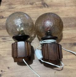 Çatlatma Cam Abajur Gece Lambası (İkili Set) Retro tasarımıyla mekanınıza sıcaklık katacak, el işçiliği görünümlü nostaljik masa lambası seti. Gerçek masif ahşap kaide ve çatlatma (crackle) cam küreler.