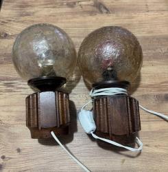 Çatlatma Cam Abajur Gece Lambası (İkili Set) Retro tasarımıyla mekanınıza sıcaklık katacak, el işçiliği görünümlü nostaljik masa lambası seti. Gerçek masif ahşap kaide ve çatlatma (crackle) cam küreler.