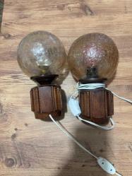 Çatlatma Cam Abajur Gece Lambası (İkili Set) Retro tasarımıyla mekanınıza sıcaklık katacak, el işçiliği görünümlü nostaljik masa lambası seti. Gerçek masif ahşap kaide ve çatlatma (crackle) cam küreler.