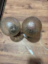 Çatlatma Cam Abajur Gece Lambası (İkili Set) Retro tasarımıyla mekanınıza sıcaklık katacak, el işçiliği görünümlü nostaljik masa lambası seti. Gerçek masif ahşap kaide ve çatlatma (crackle) cam küreler.